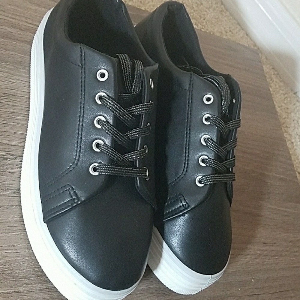 Rouge Helium Black Size 10 Sneaker